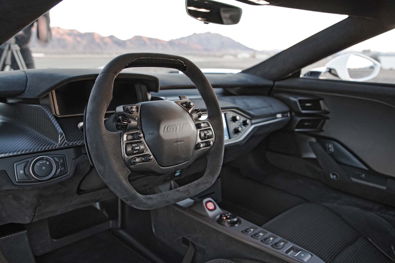 2017-Ford-GT-steering-wheel.jpg