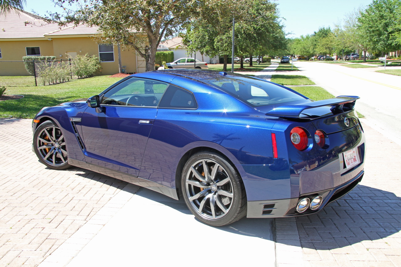 2012-Nissan-GT-R-Deep-Pearl-Blue-008.JPG