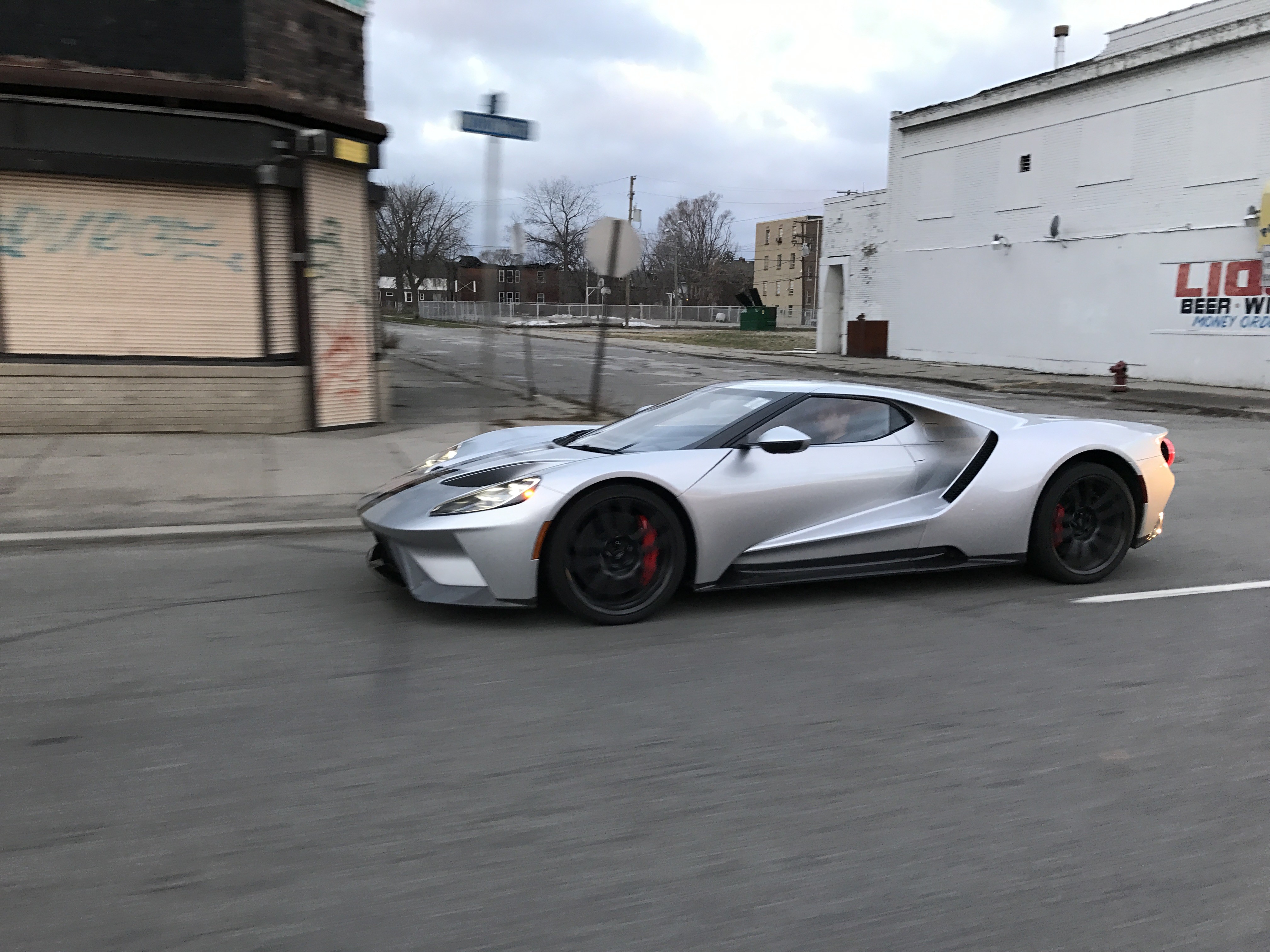fully-naked-2017-ford-gt-roams-the-streets-of-detroit-sounds-like-a-hypercar_1.jpg