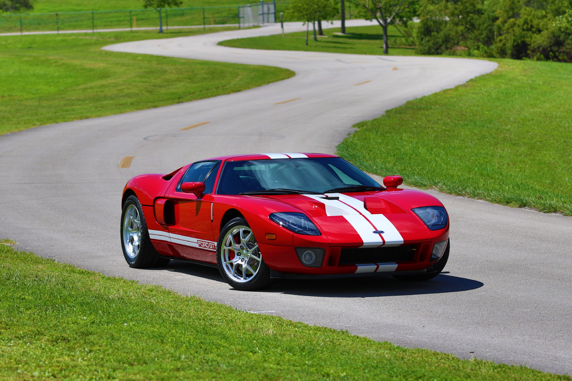 2005-Ford-GT-Red-White-Stripes-003.JPG