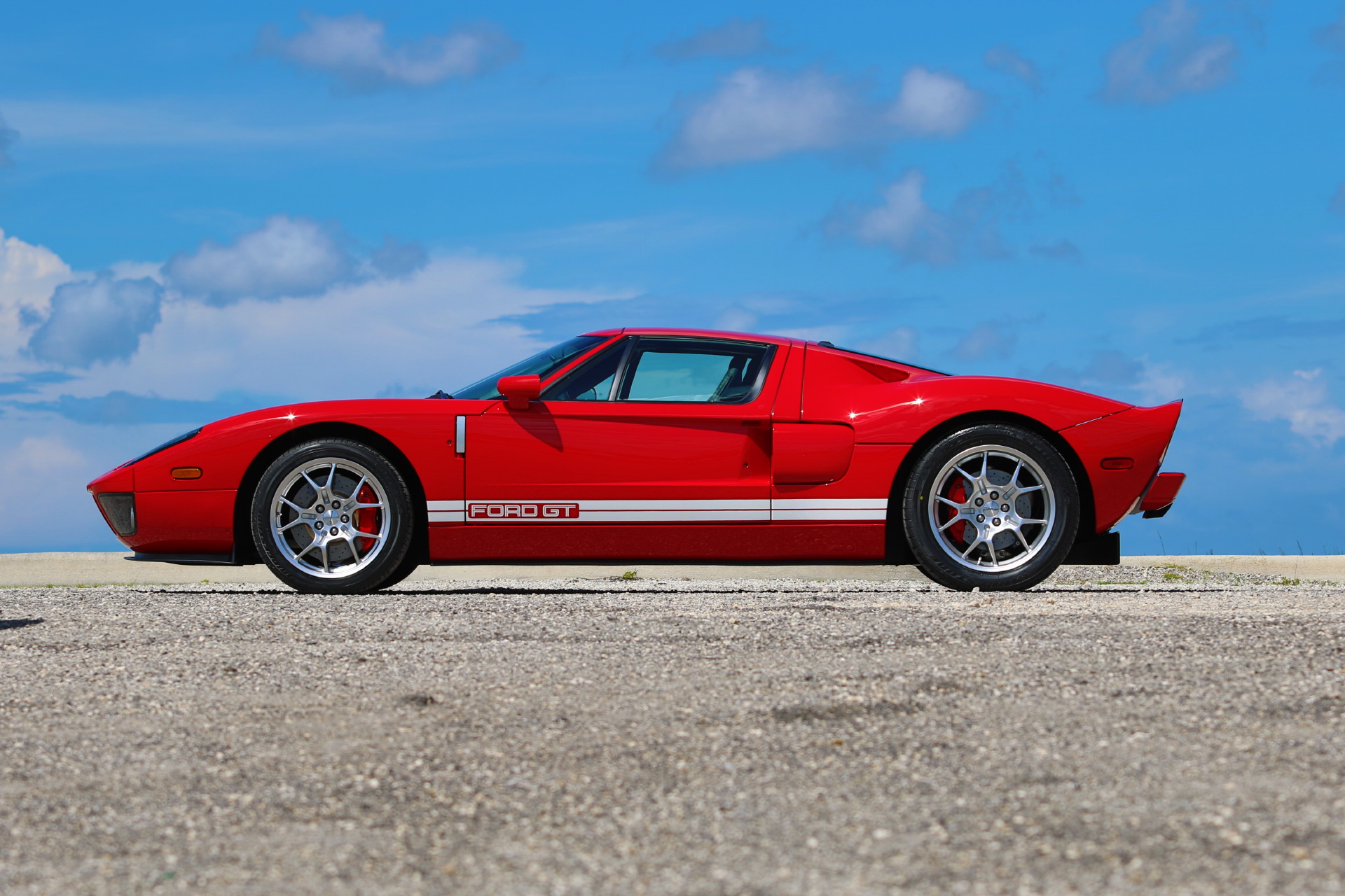 2005-Ford-GT-Red-White-Stripes-017.JPG